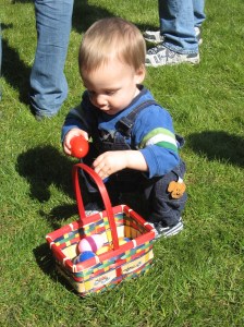 Eggstravaganza, toddler with egg, IMG_0978