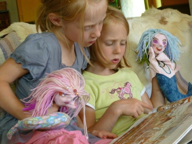 Molly Piper, two girsl, reading, w puppets, great shot, P1000549