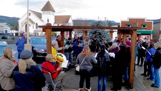 Eatonville, Carolers 2014, singing and musicians, 11. 27. 17